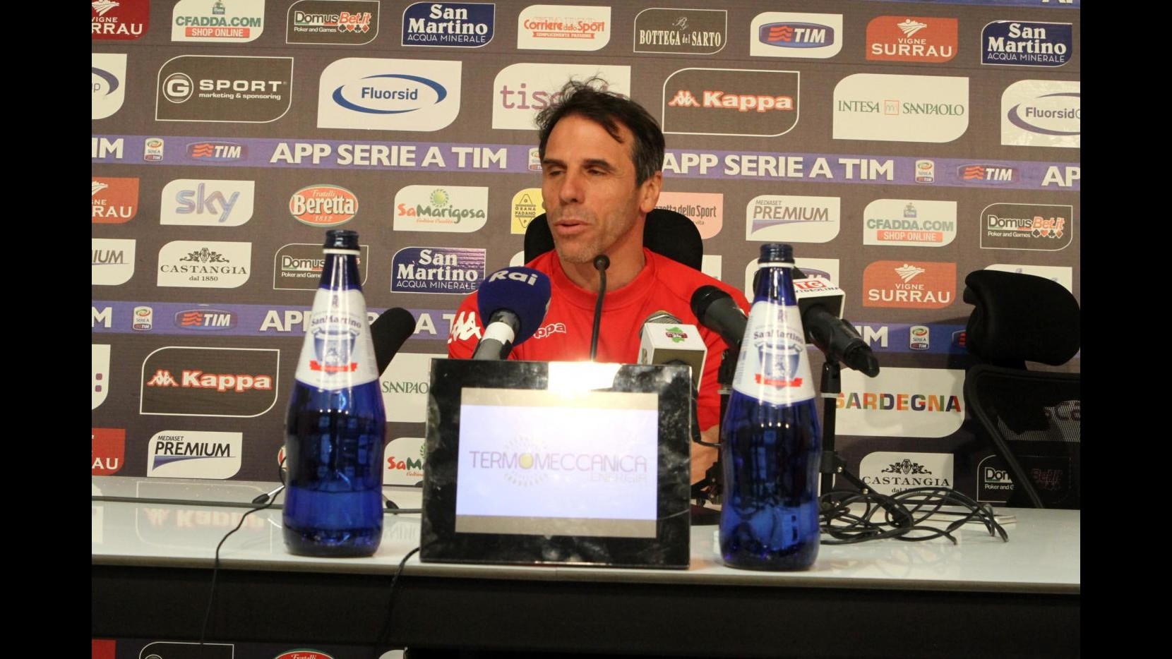 Calcio, Zola carica Cagliari: Con Verona scontro diretto, conta vincere