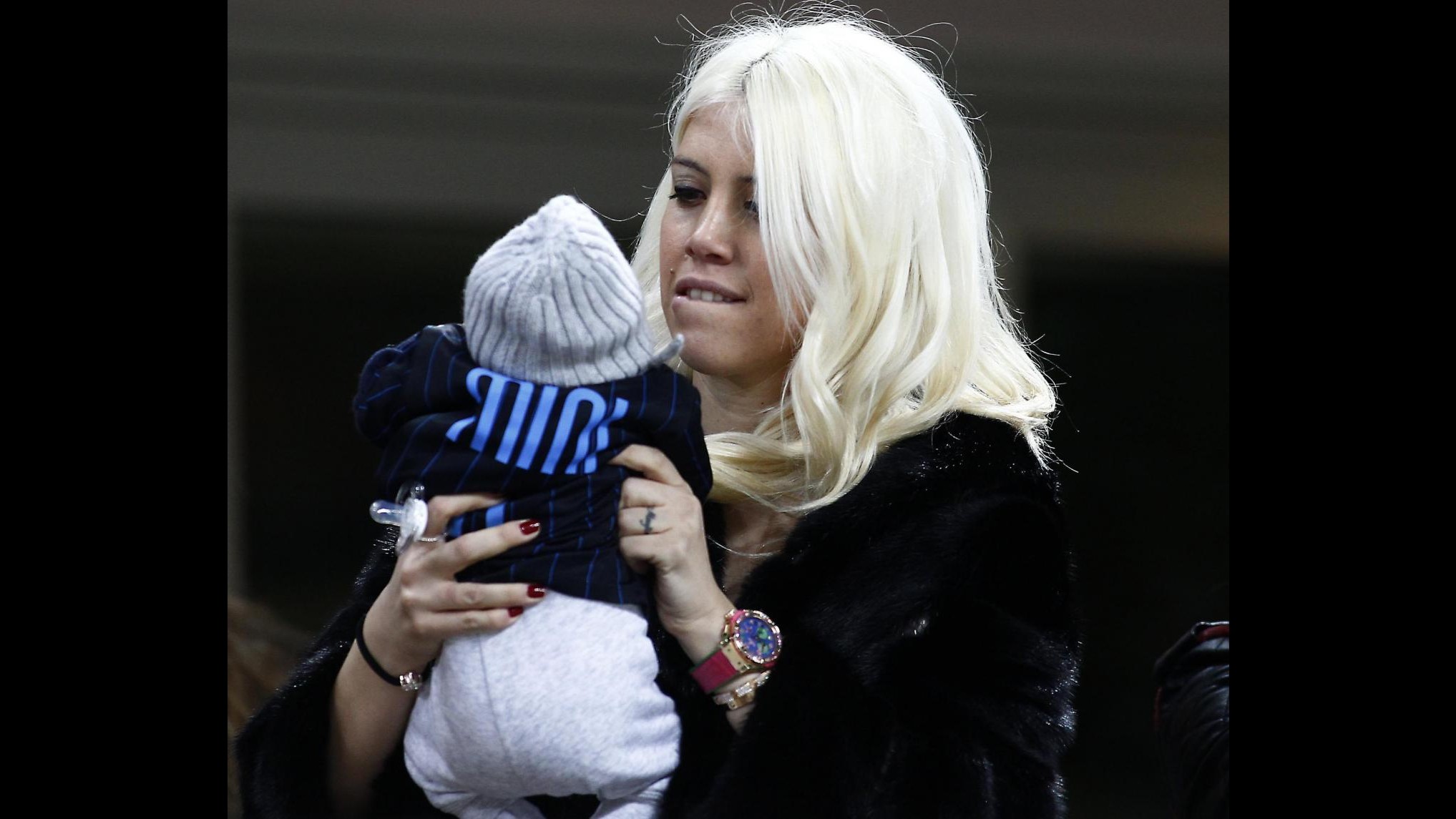Wanda Nara e neonata Francesca a San Siro, portafortuna per papà Icardi