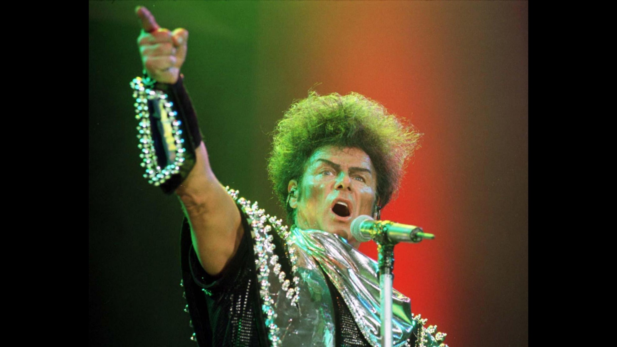 Regno Unito, 16 anni di carcere per pedofilia al cantante Gary Glitter