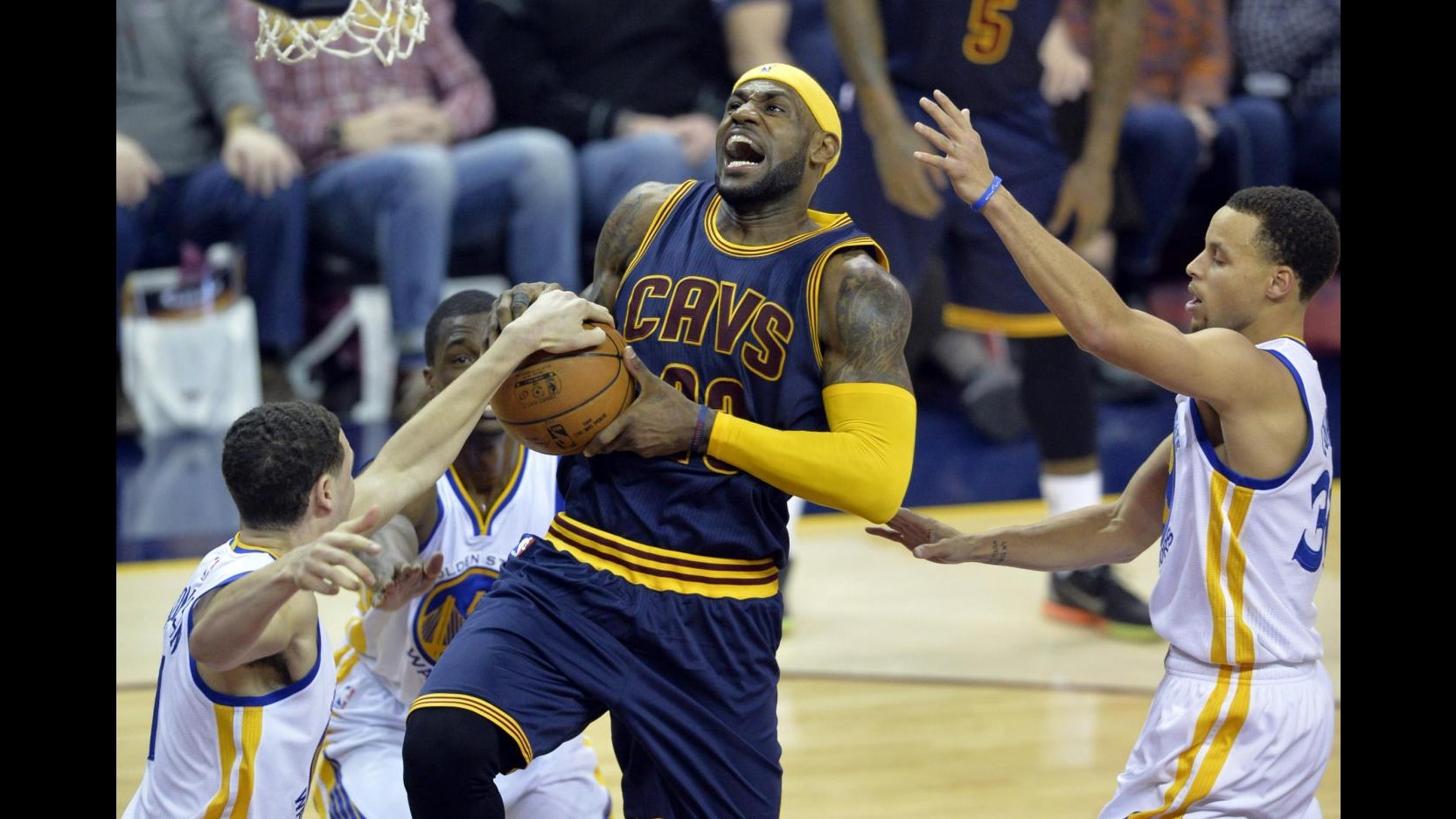 Basket, Nba: Cleveland vince big match contro Golden State, James super con 42 punti