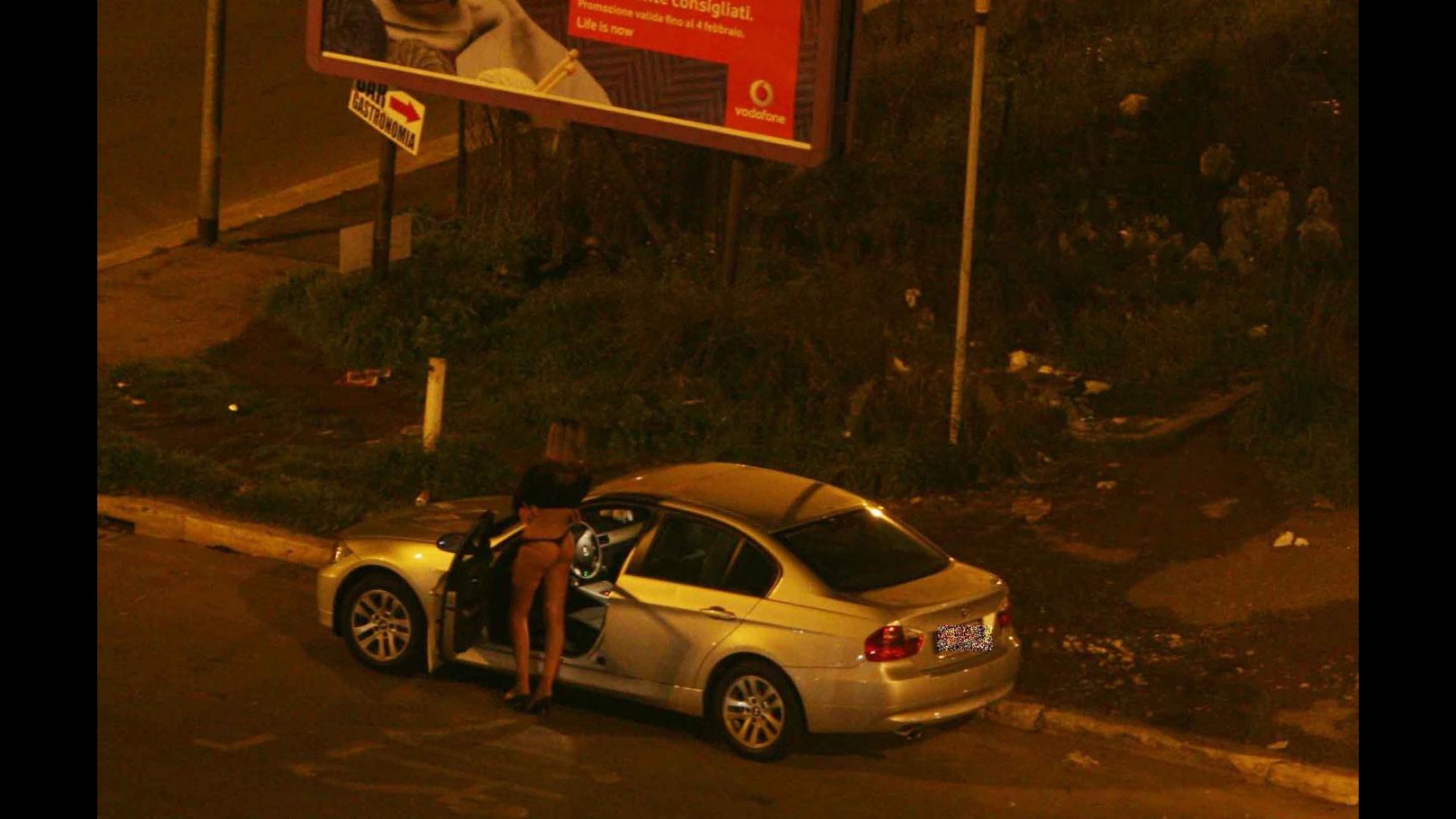 Roma, filmavano incontri hard dei clienti per ricattarli: 5 arresti