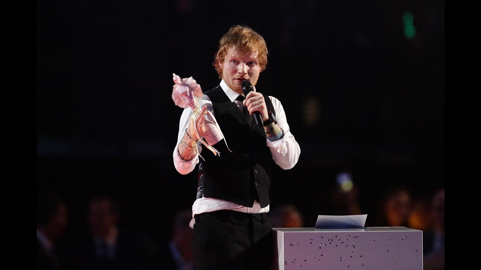 Ed Sheeran trionfa ai Brit Awards, bene Paloma Faith e Taylor Swift