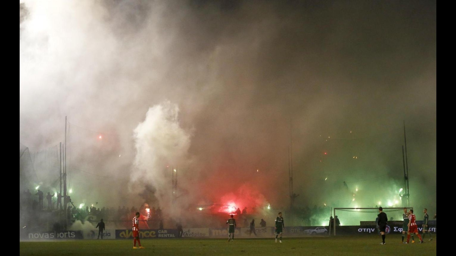 Calcio, Governo Grecia sospende i campionati dopo le violenze