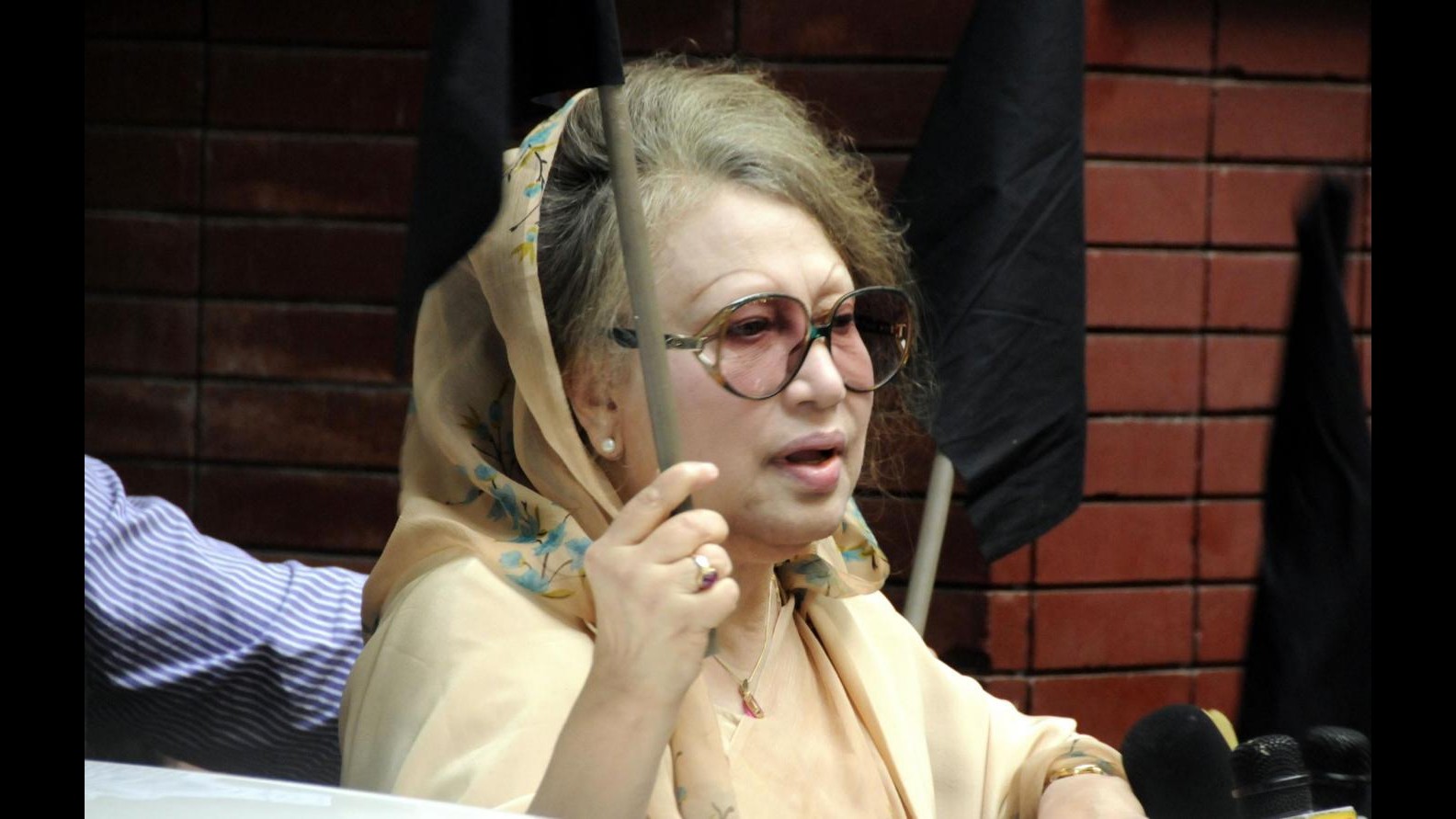 Bangladesh, mandato d’arresto per ex premier Khaleda Zia per corruzione