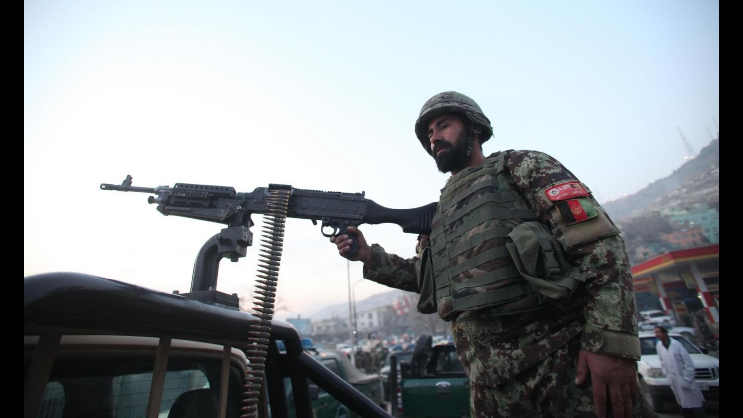 Afghanistan, uomini armati sparano su veicoli nell’est: 13 morti