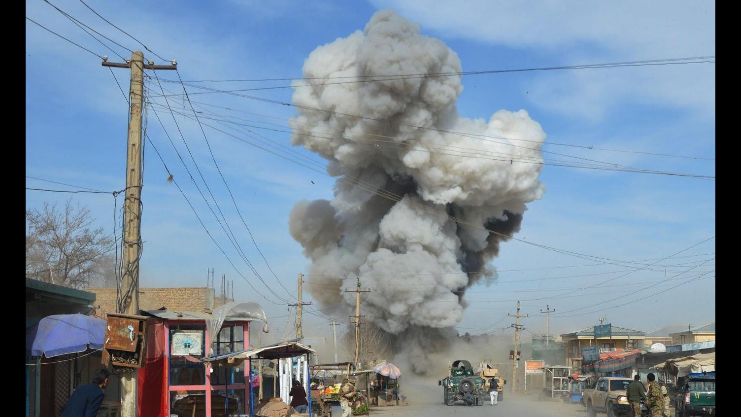 Afghanistan, camion bomba a Kabul: bilancio sale a 8 morti 400 feriti