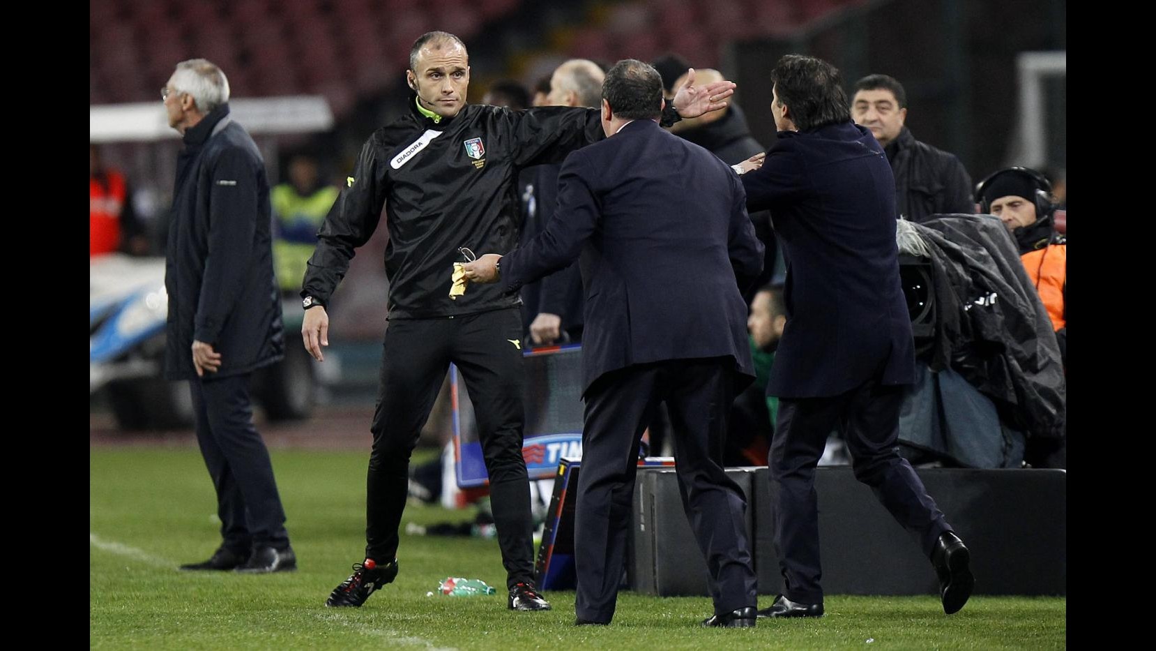 Napoli, Benitez polemico: Gol Pinilla? Servono due arbitri in più