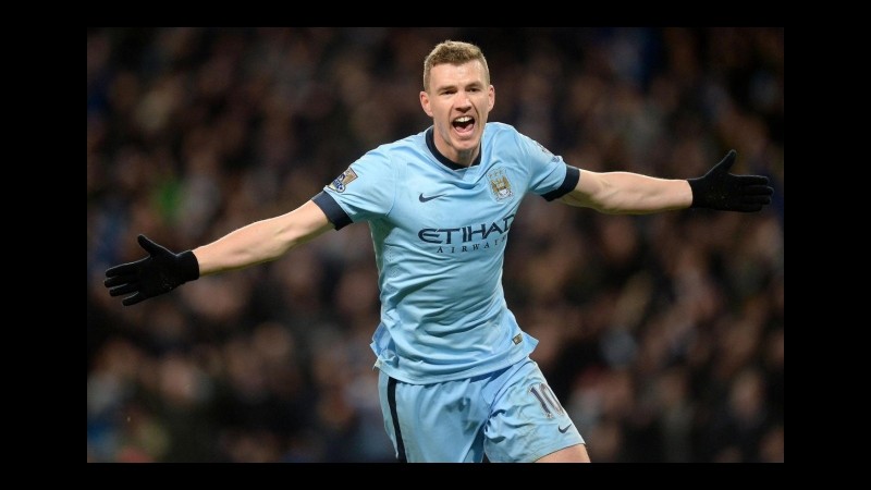 Tifosi della Roma in delirio per l’arrivo di Dzeko a Fiumicino