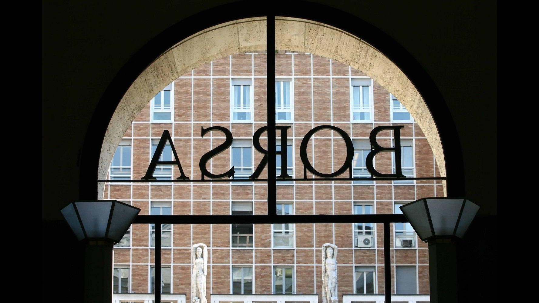 Piazza Affari chiude in calo: In rosso Tenaris e Telecom