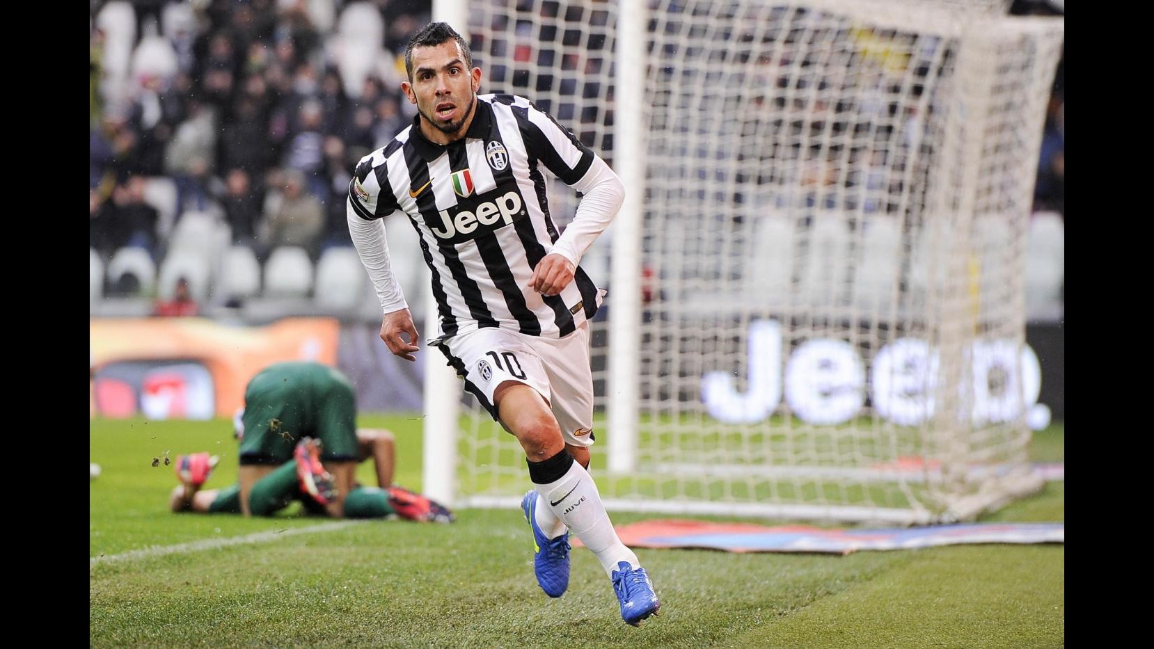 Serie A, Juve insaziabile: super Tevez stende il Genoa, Roma a -17