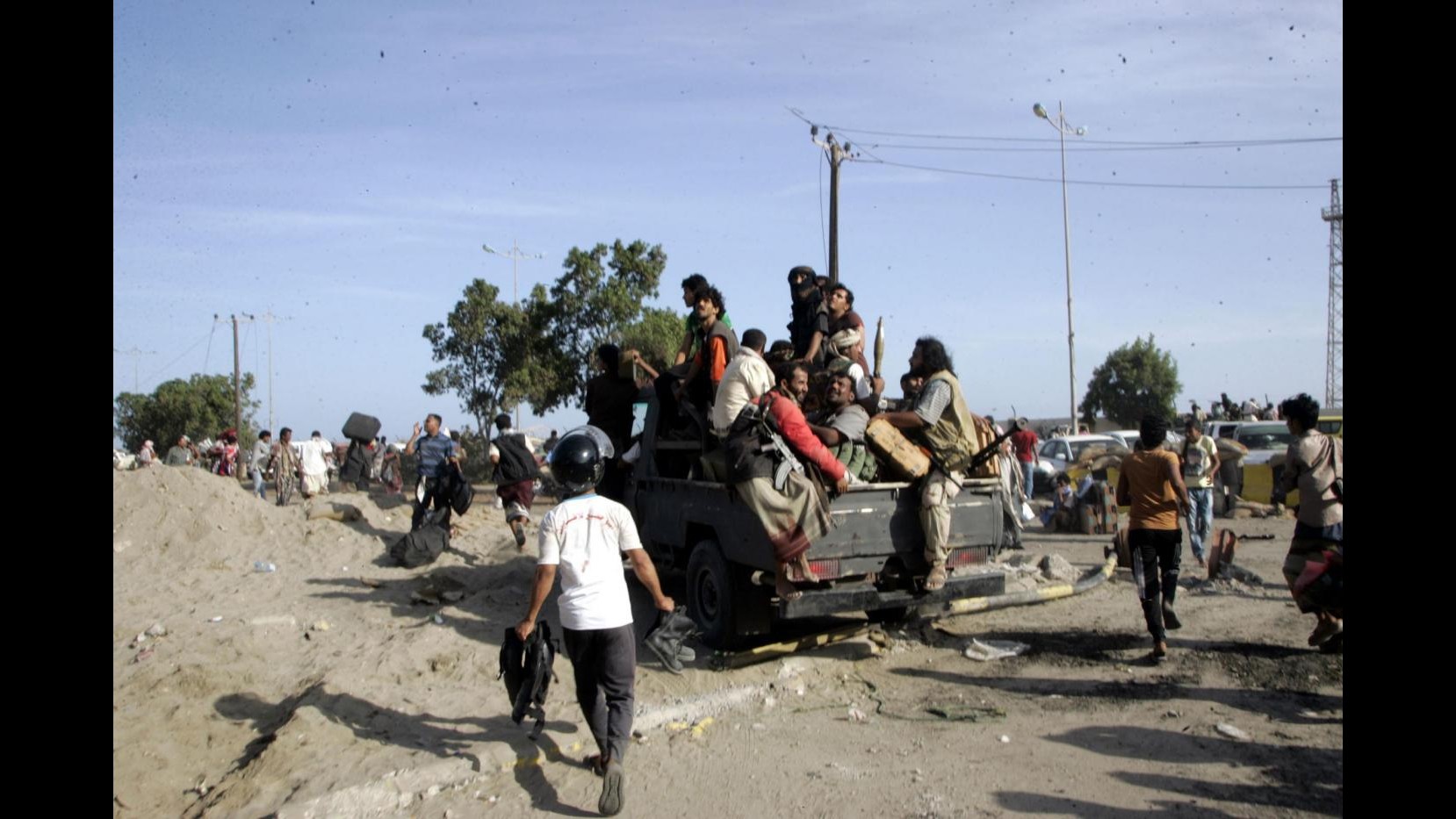 Yemen, Houthi prendono aeroporto Taiz, inviano forze ad Aden