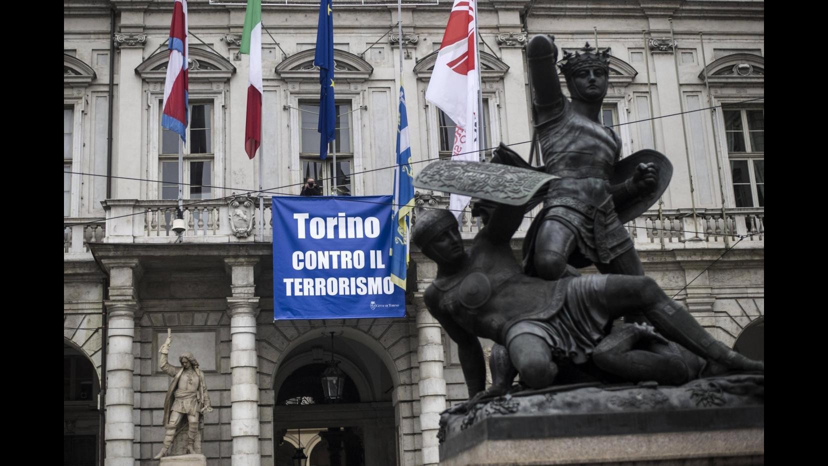 A Torino aperta camera ardente vittime attentato Tunisi: su bare fiori e violino