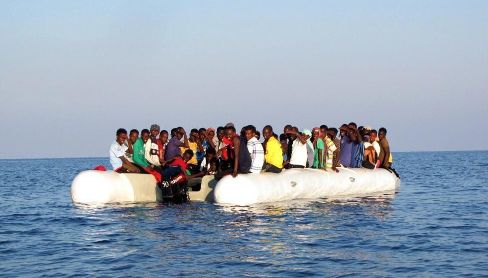 Immigrazione, nave marina soccorre gommone con 101 migranti