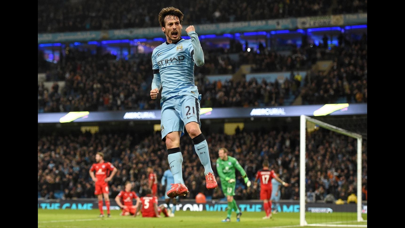 Premier League, Manchester City travolge Wba 3-0: Chelsea più vicino