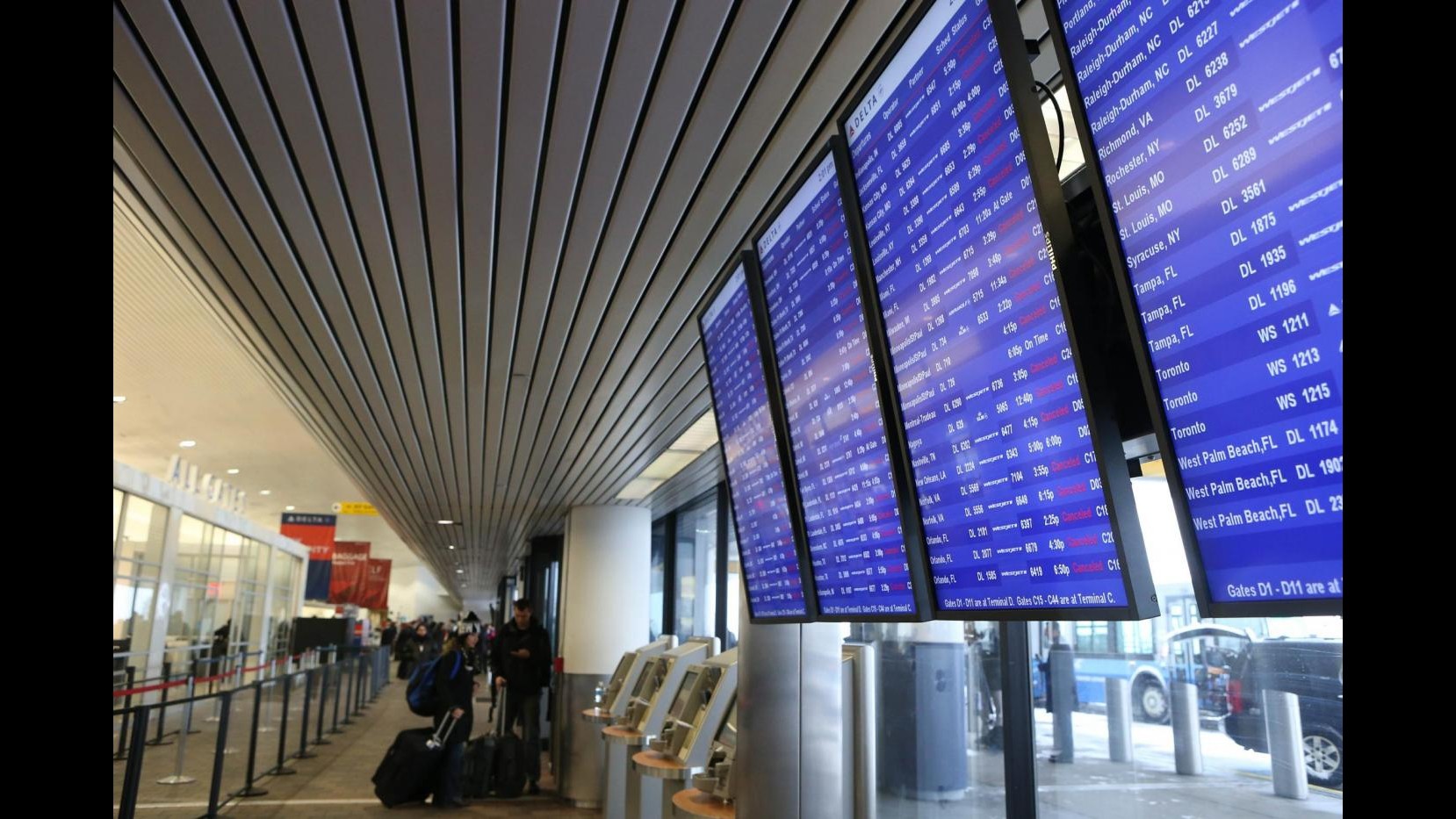 Usa, uomo attacca agenti con machete in aeroporto New Orleans: fermato
