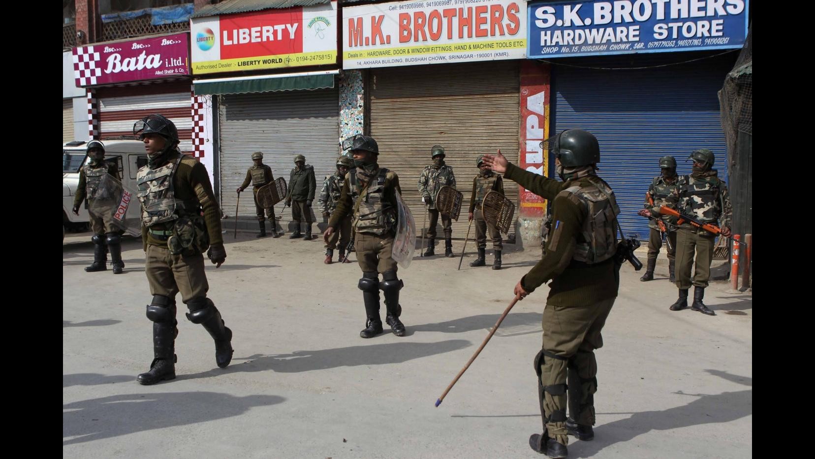 Kashmir, militanti attaccano accampamento militare