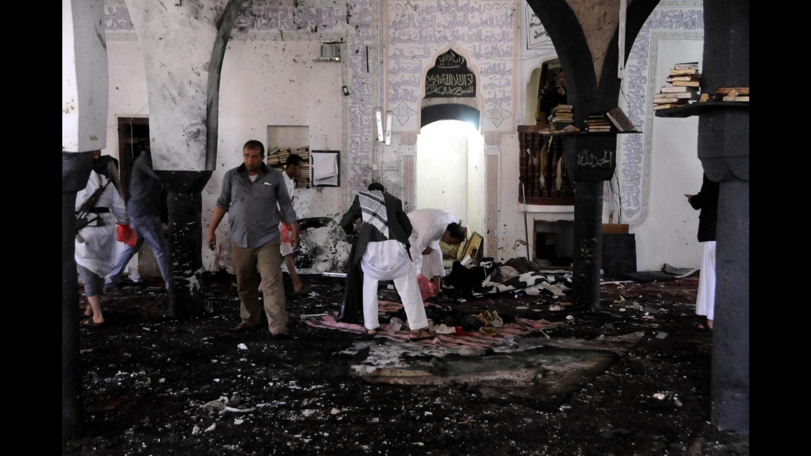 Yemen, attacchi contro moschee houthi: almeno 137 morti
