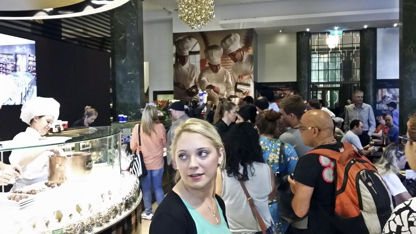 Riaperto a Sydney il bar in cui avvenne presa ostaggi