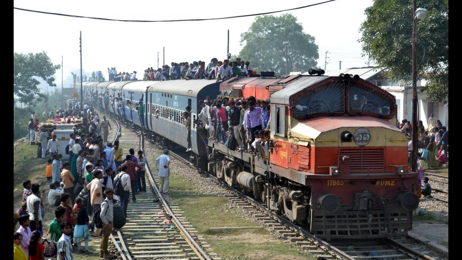 India, deraglia treno in Uttar Pradesh: almeno 30 morti, 150 feriti