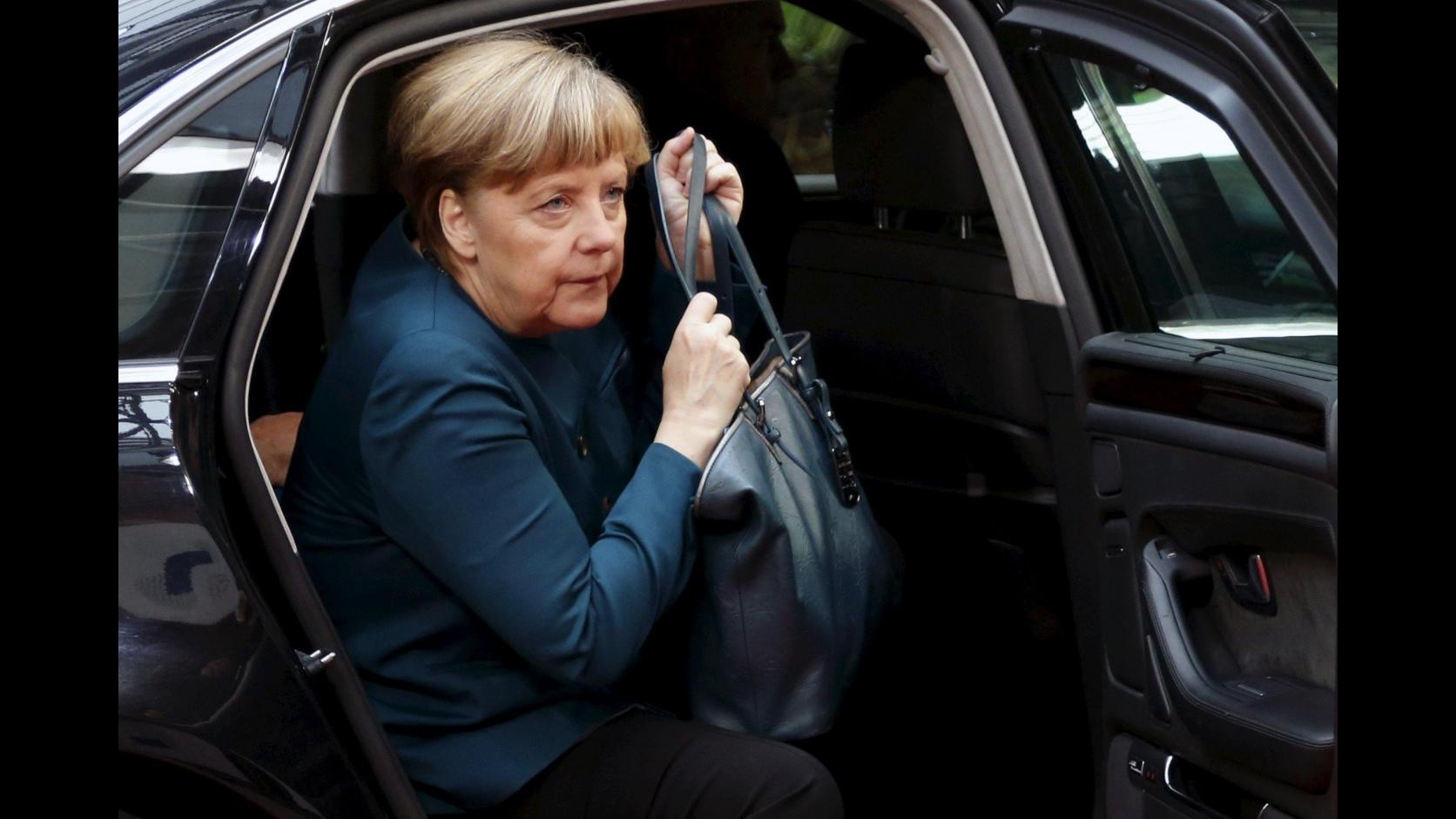 Poco sonno e occhiaie profonde: il vertice Ue sfinisce Angela Merkel