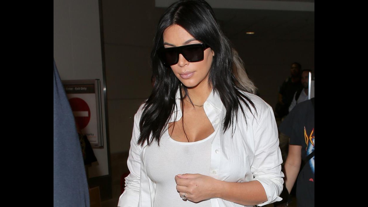 Kim Kardashian in total white mette in mostra il suo pancione