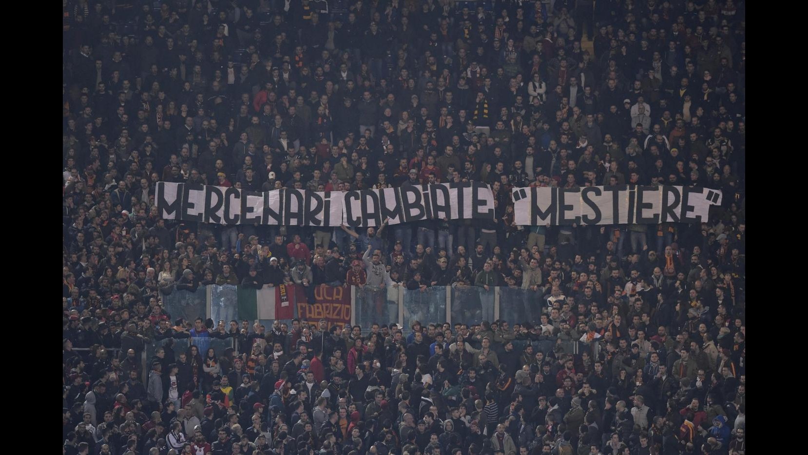 Europa League, Roma fischiata e contestata: giocatori a colloquio con tifosi sotto curva sud