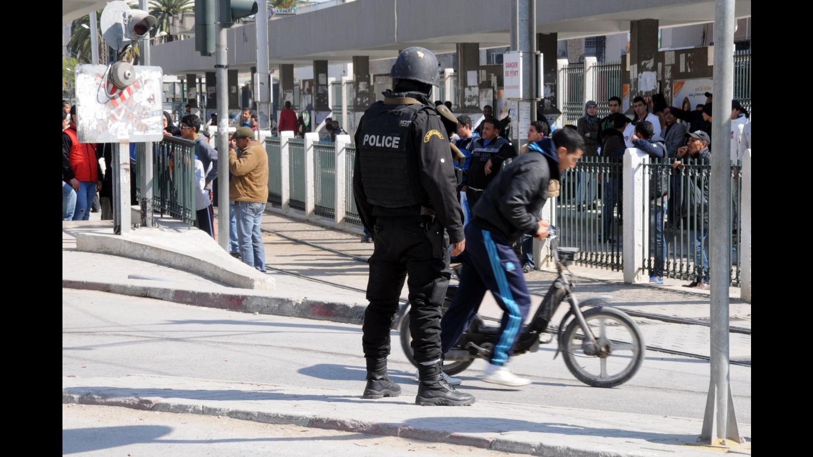 Tunisia schiera esercito nelle maggiori città