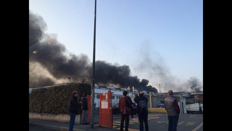 Torino, a fuoco la Transistor: colonna di fumo visibile in tutta la città