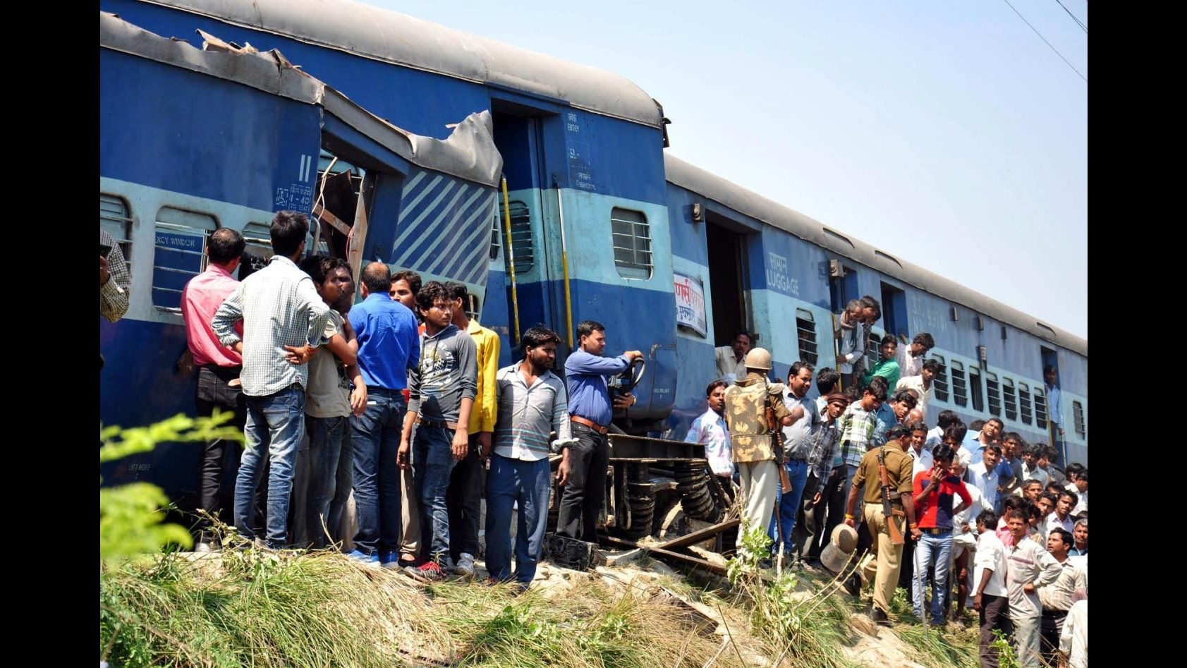 Disastro ferroviario in India, deragliati due treni: almeno 28 morti e 40 feriti