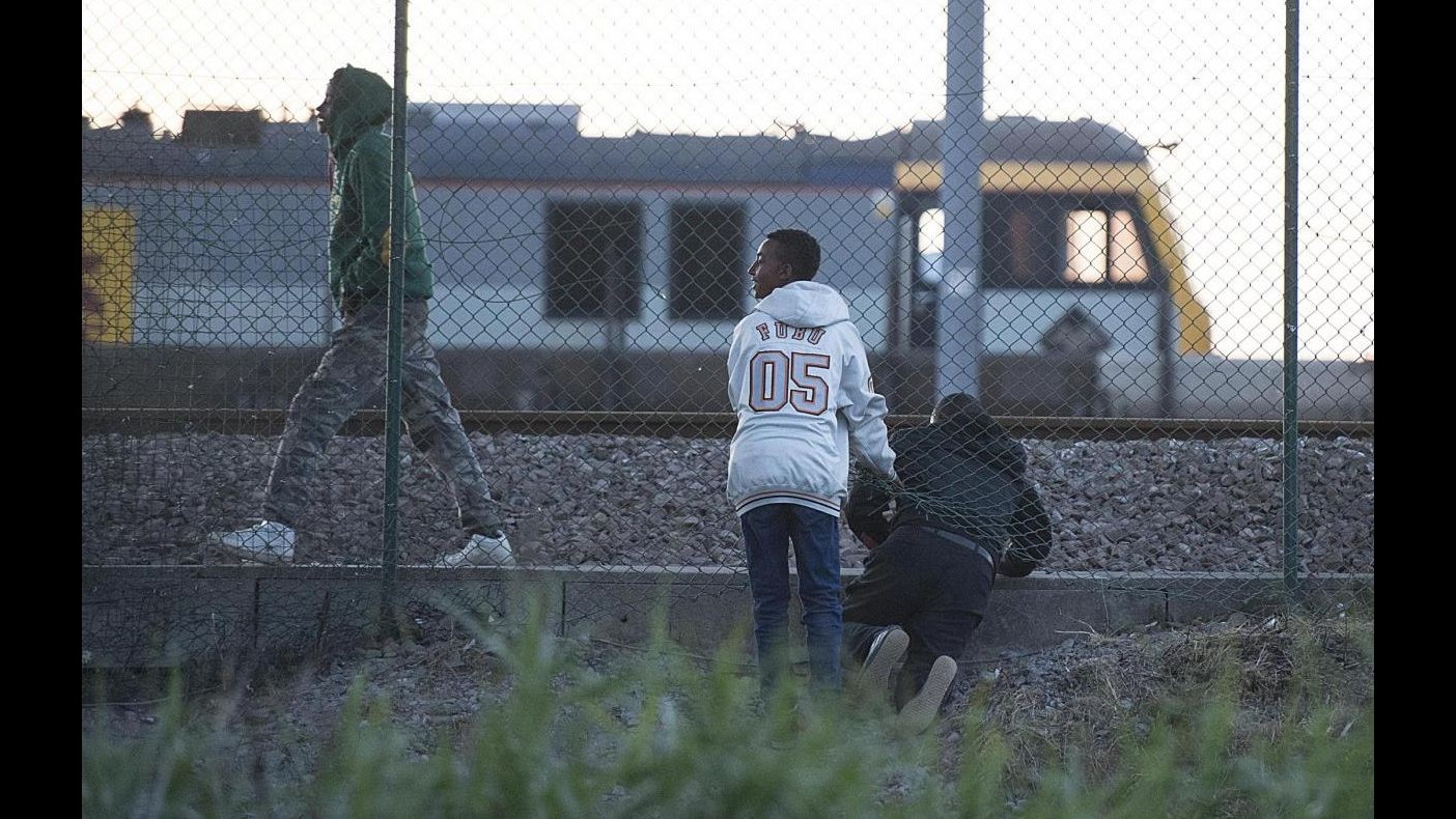 Immigrazione, dall’Ue 20 milioni euro a Parigi per crisi Calais. Fermati altri 600 migranti