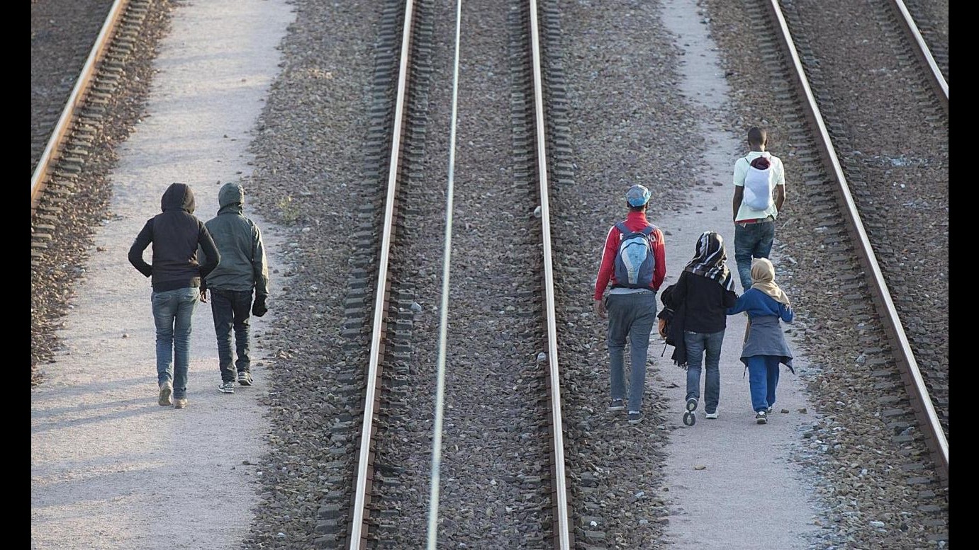 Immigrazione, 600 migranti hanno tentato ingresso in Eurotunnel a Calais