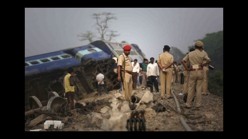 Due treni deragliano in India, vagoni nel fiume in piena. Si temono centinaia di morti