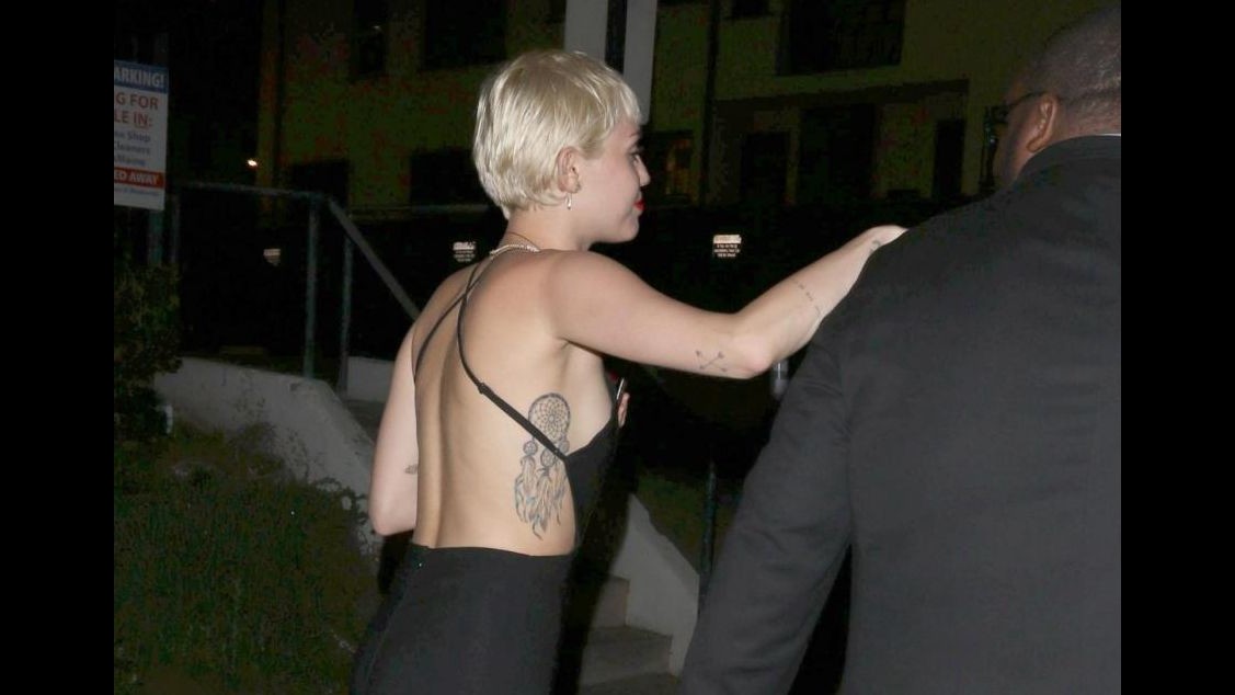 Miley Cyrus tradita dal fidanzato? Si consola a cena con una amica