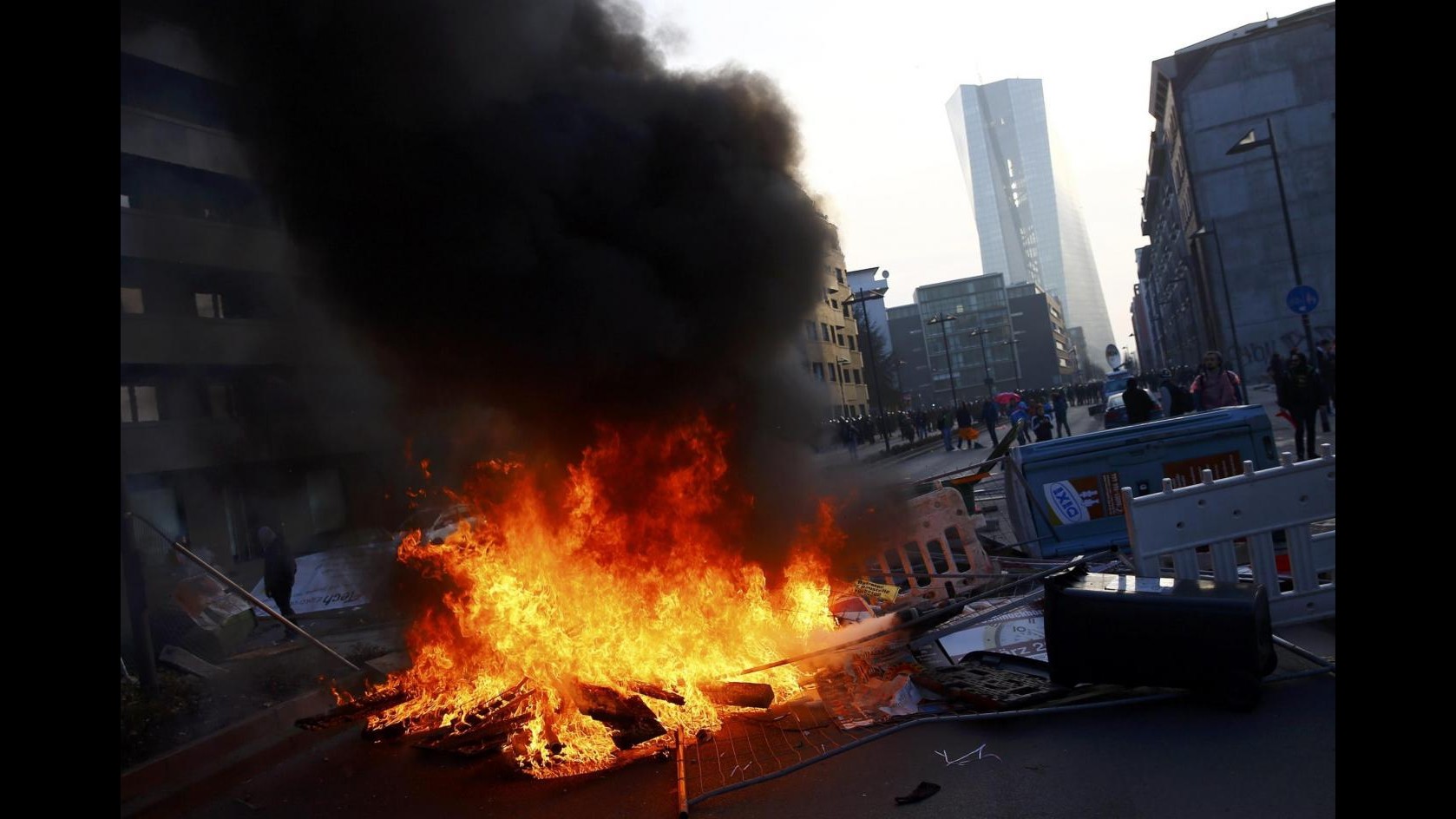 Nuova sede Bce, scontri in protesta Blockupy a Francoforte: 2 feriti