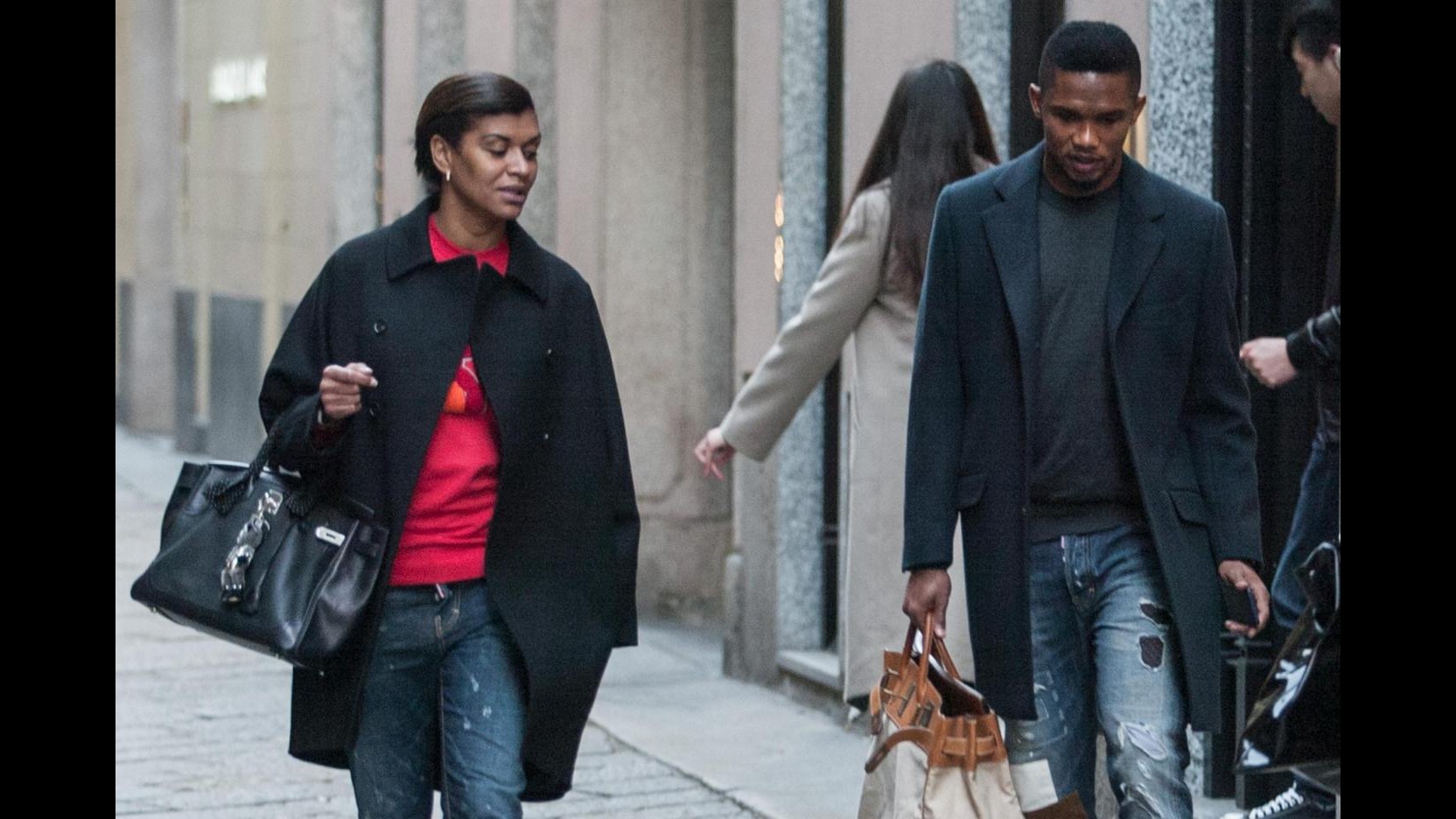 Eto’o con la moglie Georgette fa shopping nel quadrilatero della moda