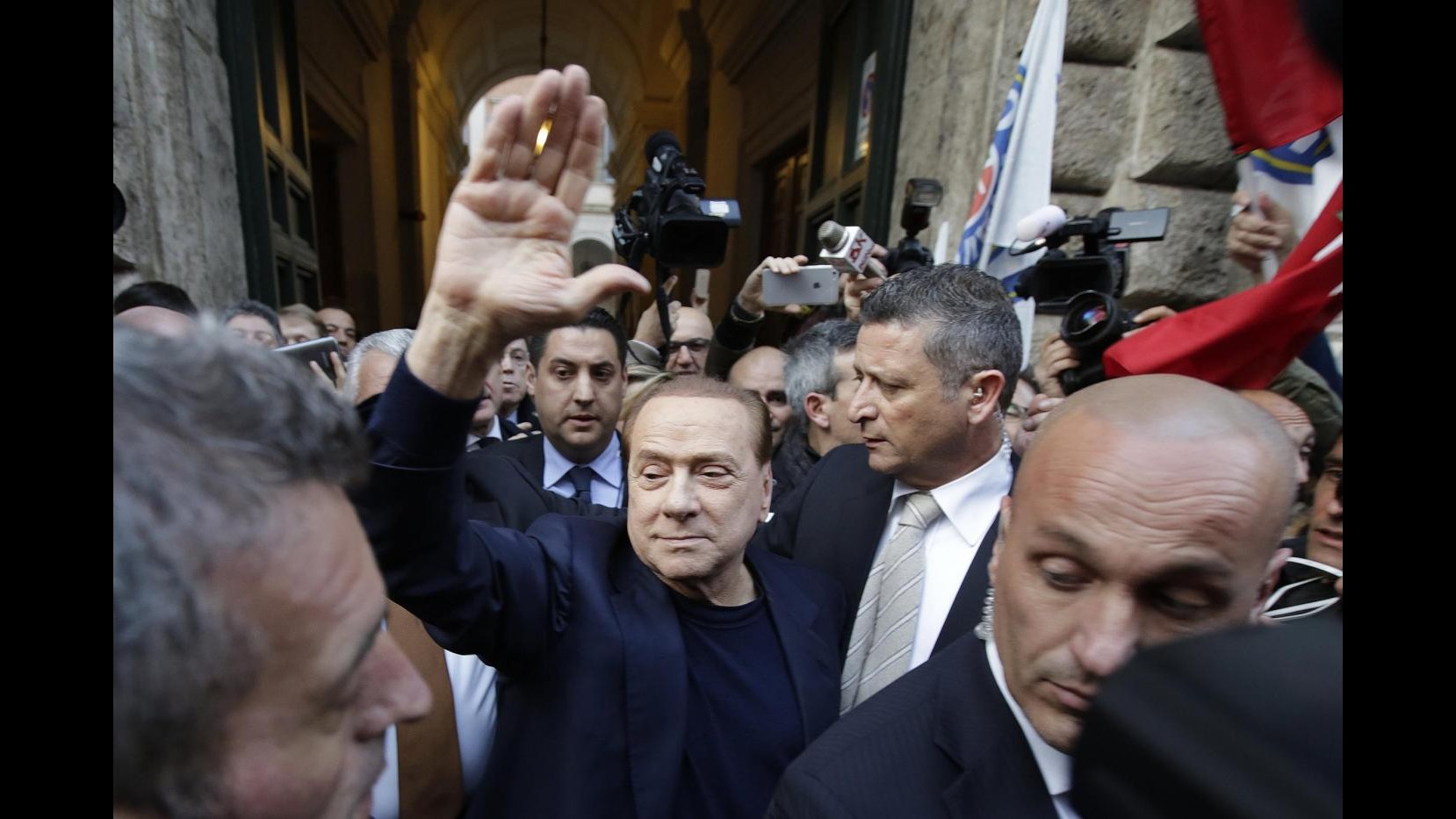 Ruby, Berlusconi a Olgettine: Vi voglio bene ma non posso più pagare