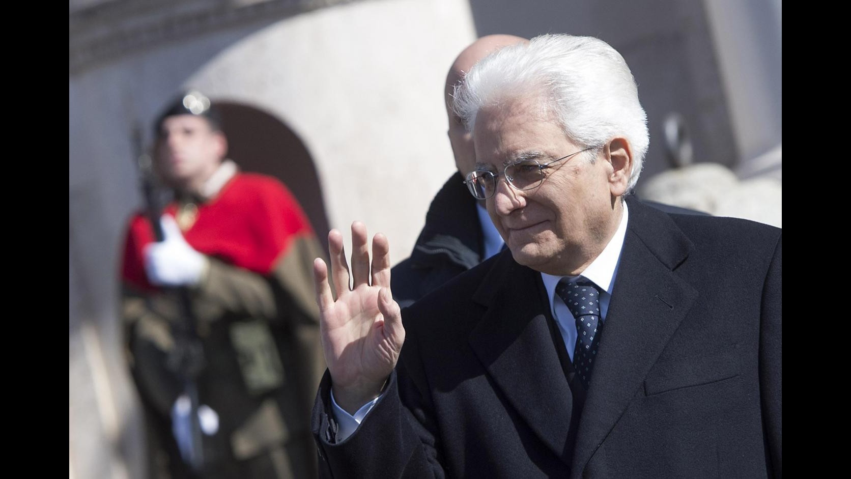 Moro, Mattarella ha deposto una corona di fiori in via Fani