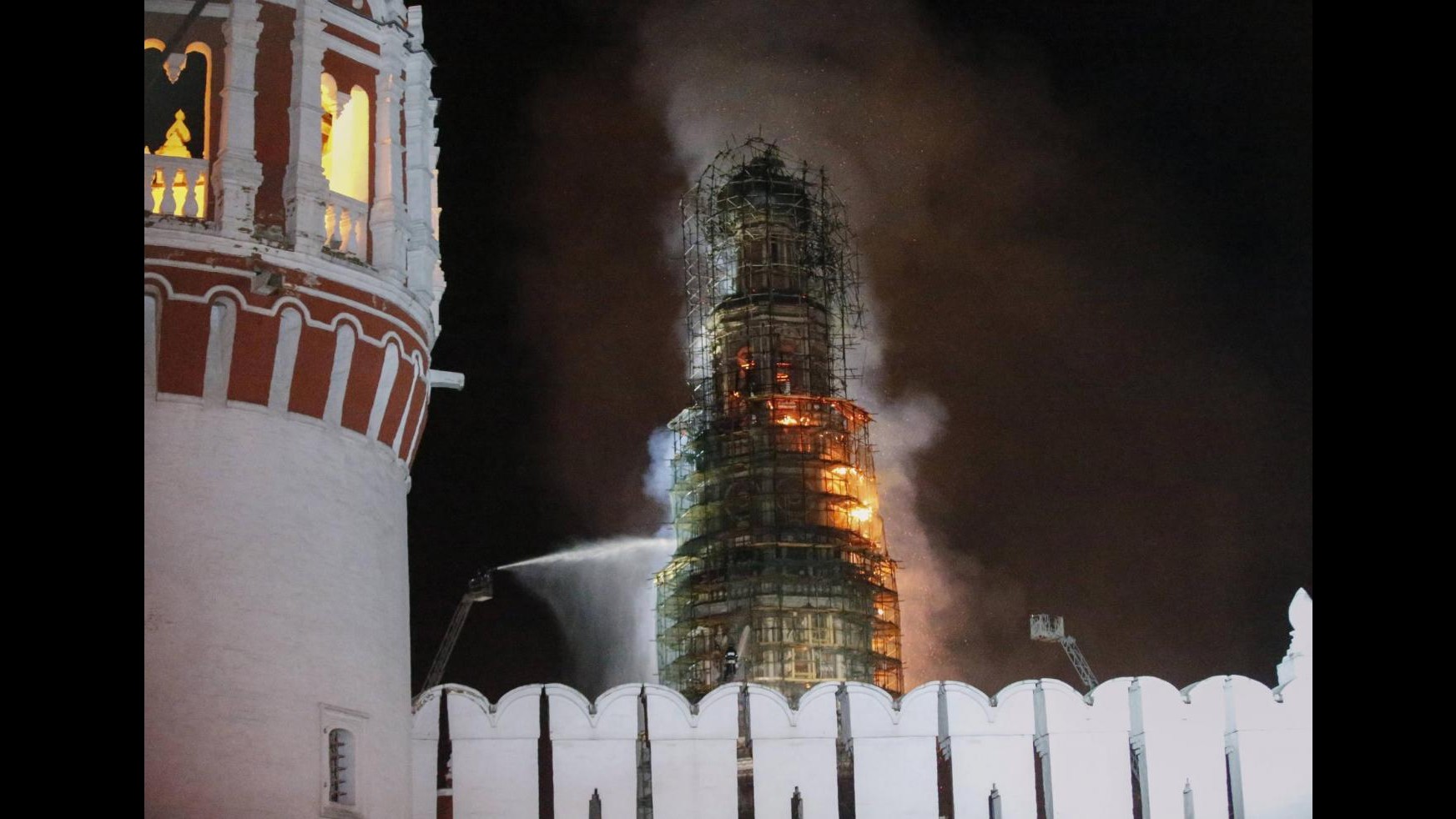Mosca, spente fiamme nel convento Novodevichy, non ci sono danni gravi