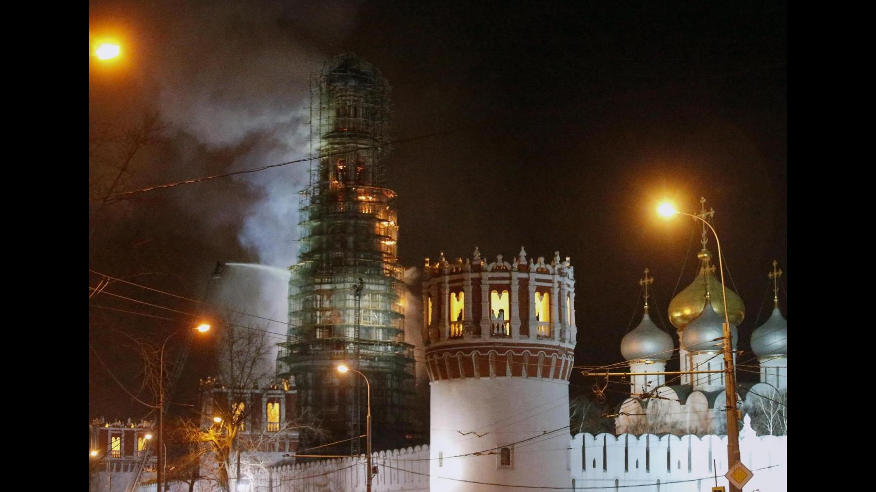 Mosca, in fiamme il monastero Novodevichy: è patrimonio Unesco