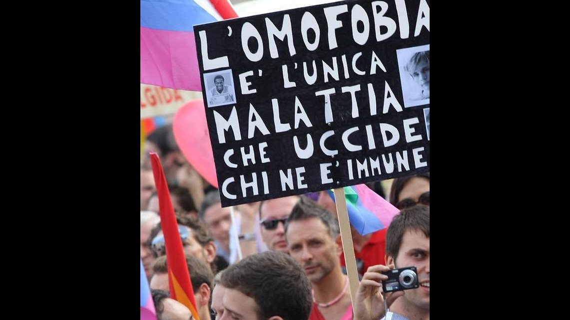 Gay Center: Aggressione omofoba a Torino sul bus a 21enne, insulti e pugni