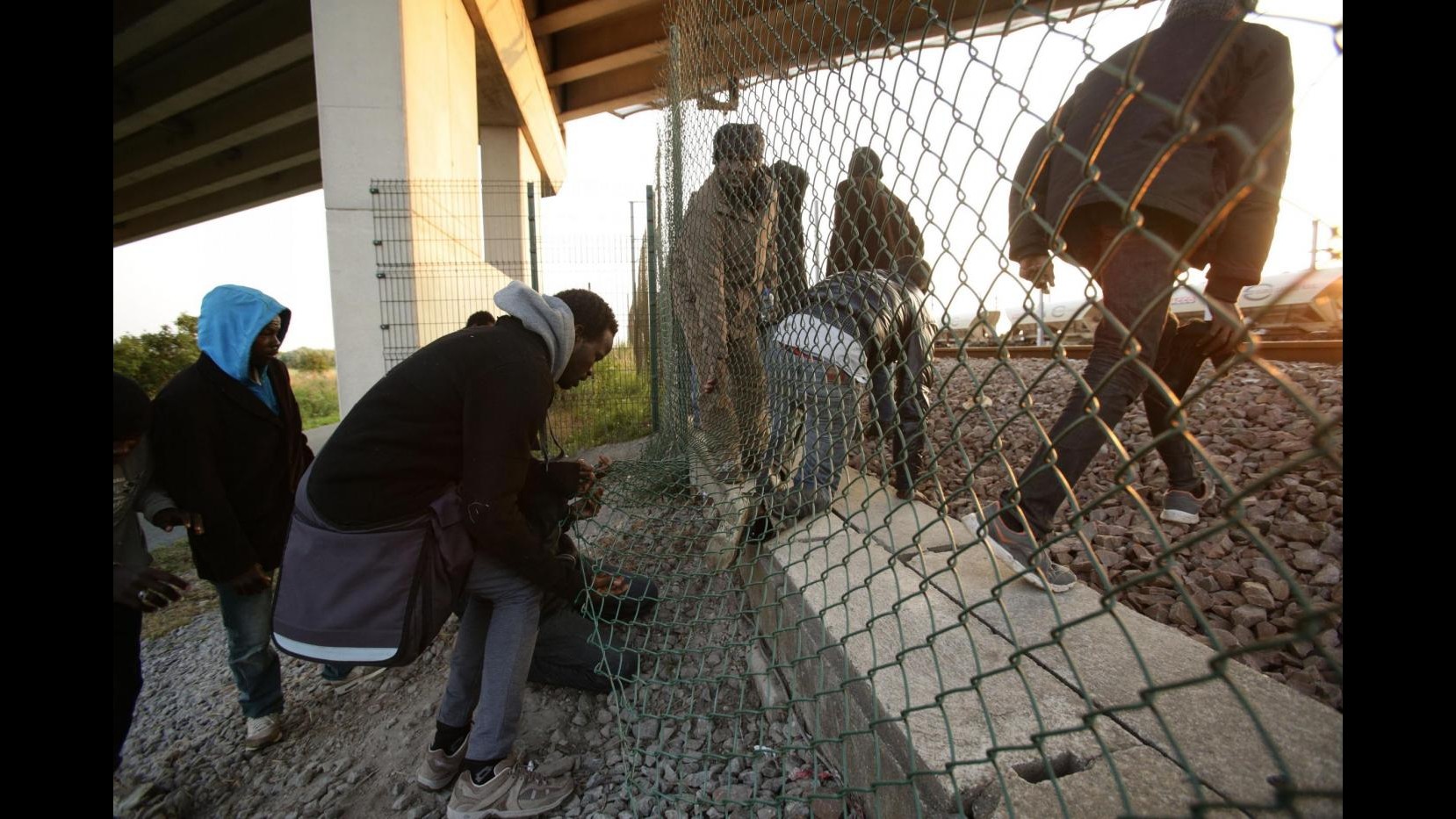 Immigrazione, Commissione Ue: Pronta ad aiutare la Francia su crisi  di Calais