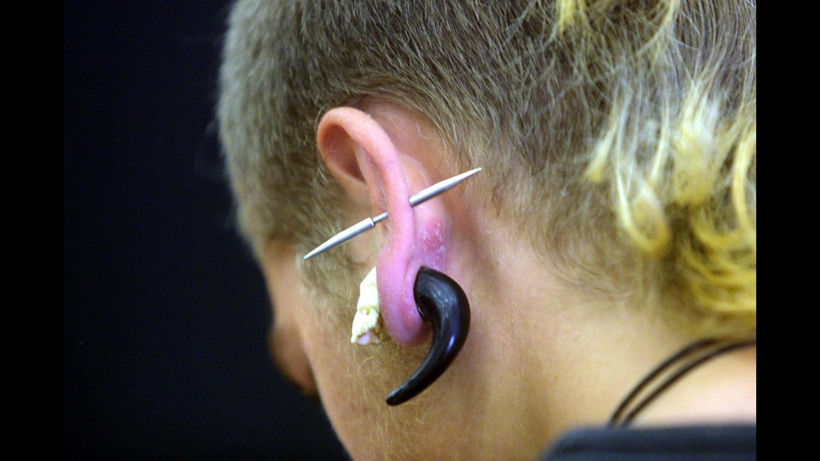 Catania, tatuaggi e piercing abusivi: denunciato 23enne