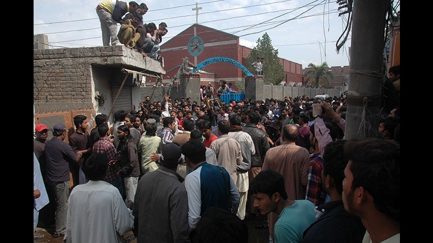 Pakistan, talebani attaccano 2 chiese a Lahore: 14 morti e 78 feriti. Folla lincia sospetti