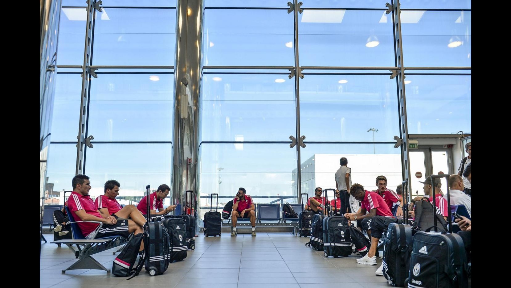 Calcio, Juventus arrivata a Shanghai accolta da tifosi in aeroporto