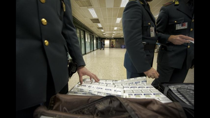 Roma, 54 kg di tabacchi lavorati all’estero: due arresti per contrabbando