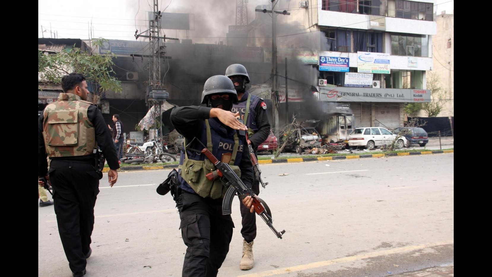 Pakistan, soccorsi: A Lahore colpite 2 chiese, saliti a 5 i morti