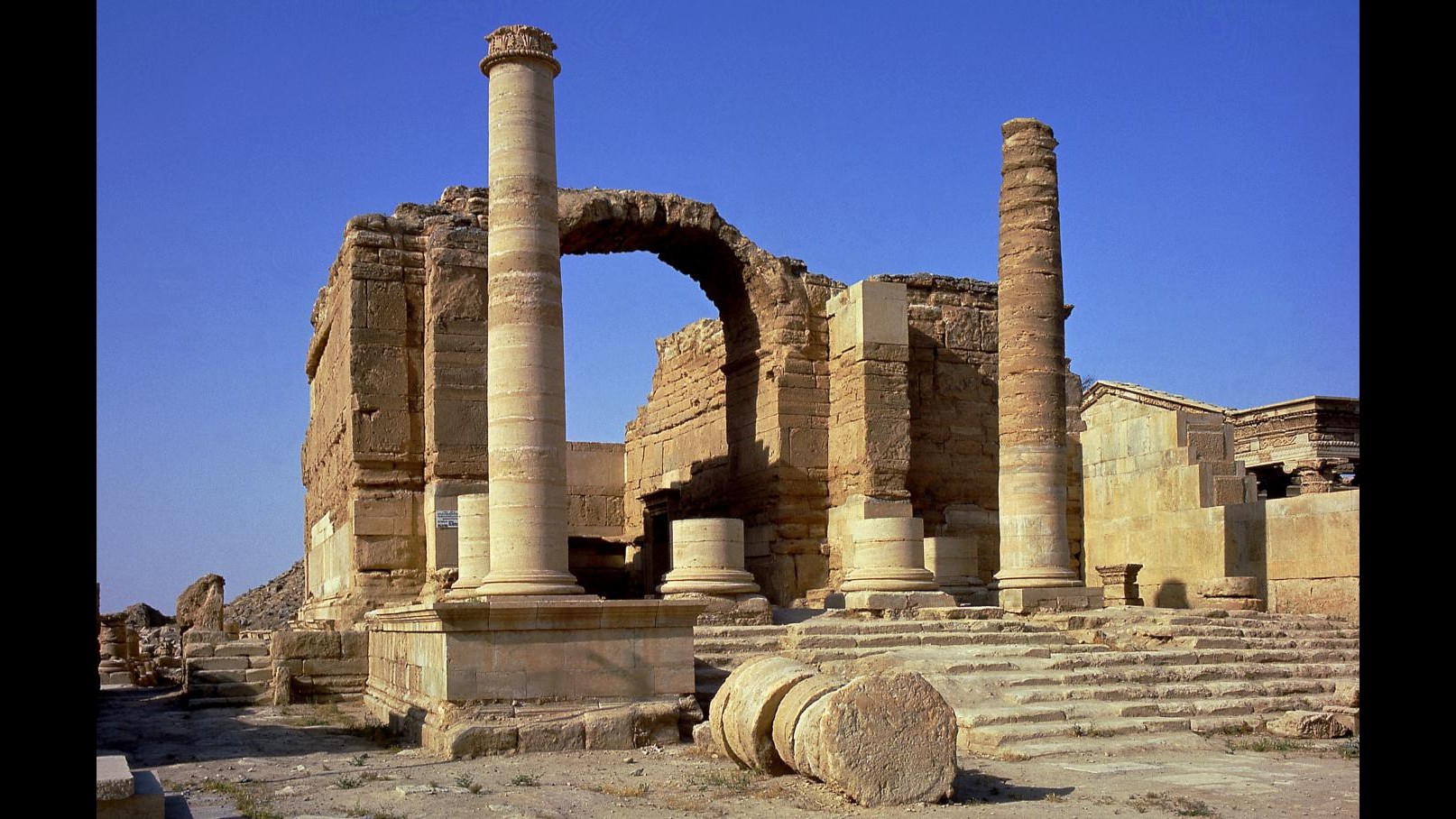 Isis, in vendita su eBay reperti archeologici saccheggiati