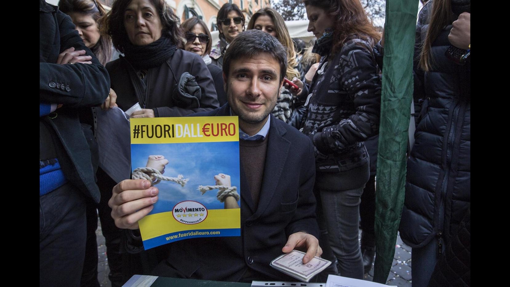 Di Battista (M5S): Euro zavorra, Germania e istituzioni Ue naziste