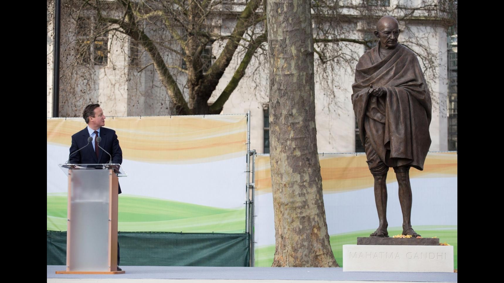 Londra, Cameron svela statua Gandhi davanti Parlamento
