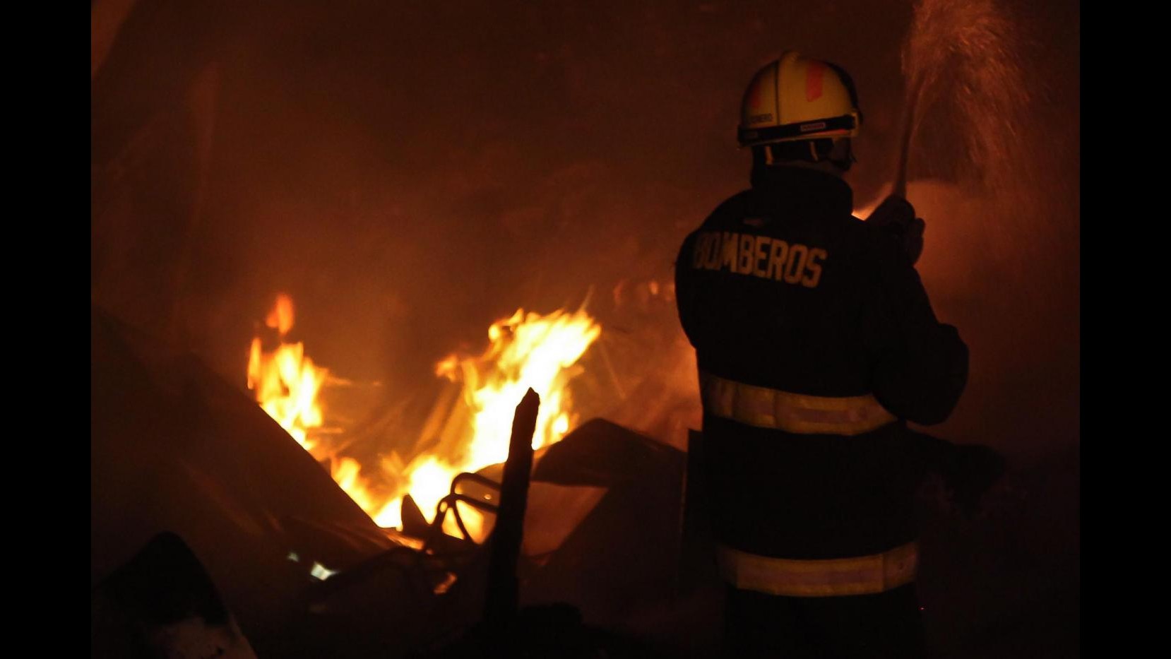 Cile, incendio a Valparaiso: un morto, 4.500 sfollati